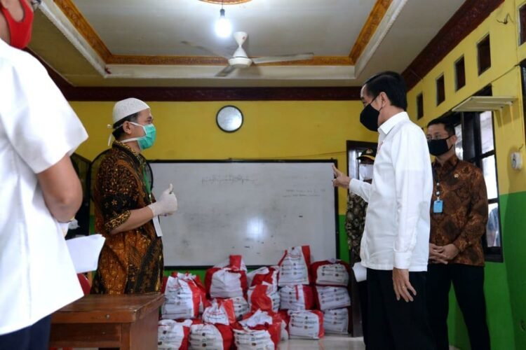 Presiden Tinjau Penyaluran Bansos Tahap Tiga di Johar Baru