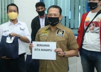 Bamsoet Berikan Bantuan Kepada Supir Taksi dan Minta Pemerintah Bantu Potongan Harga BBM