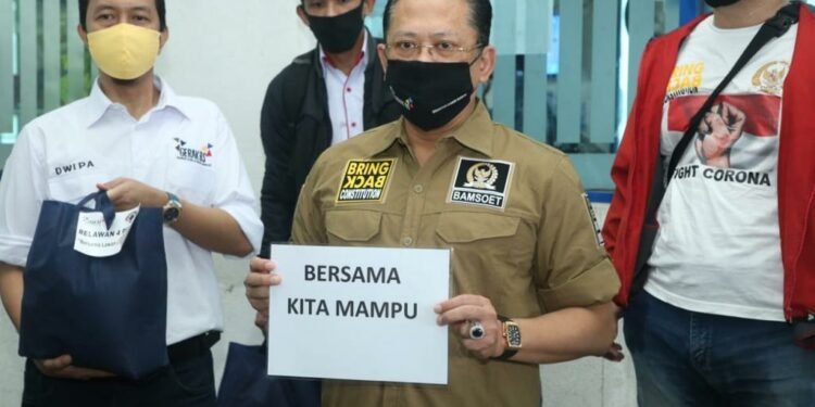 Bamsoet Berikan Bantuan Kepada Supir Taksi dan Minta Pemerintah Bantu Potongan Harga BBM