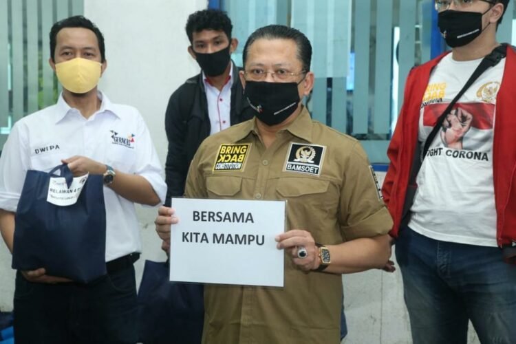 Bamsoet Berikan Bantuan Kepada Supir Taksi dan Minta Pemerintah Bantu Potongan Harga BBM