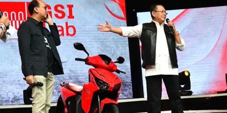 Konser Amal Berbagi Kasih Bersama Bimbo', Motor Listrik Bertandatangan Presiden Jokowi Laku Rp 2,550 Miliar 1 Konser Amal Berbagi Kasih Bersama Bimbo’, Motor Listrik Bertandatangan Presiden Jokowi Laku Rp 2,550 Miliar