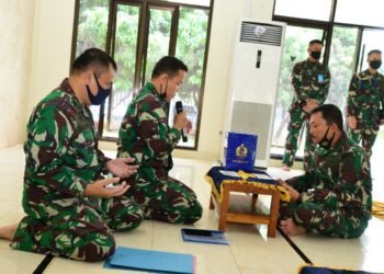 Di Tengah Suasana Ramadhan, KSAL Serahkan Zakat Maal Di Masjid Al-Arif