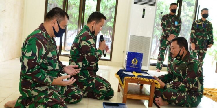 Di Tengah Suasana Ramadhan, KSAL Serahkan Zakat Maal Di Masjid Al-Arif