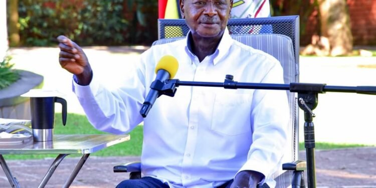 Presiden Uganda Yoweri Museveni: "COVID-19 Tidak Dapat Bertahan Jika Ada Jarak Sosial & Fisik." 1 Presiden Uganda Yoweri Museveni: “COVID-19 Tidak Dapat Bertahan Jika Ada Jarak Sosial & Fisik.”