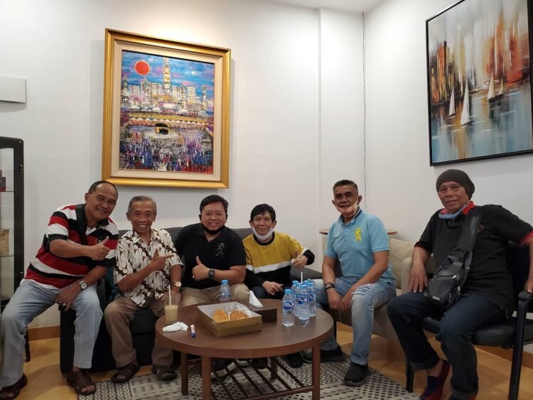 Menjamu Tamu Perusahaan Di Rumah