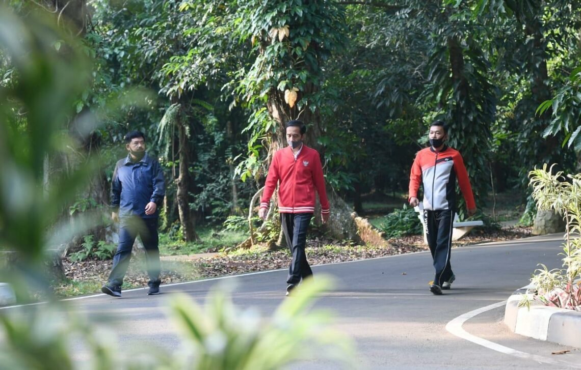 Berolahraga di Istana Bogor,Presiden Ajak Masyarakat Jaga Kesehatan Berolahraga di Istana Bogor