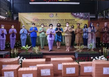 Yayasan Batik Indonesia Berikan Masker Batik Kepada Dharma Pertiwi Peduli