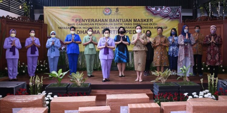 Yayasan Batik Indonesia Berikan Masker Batik Kepada Dharma Pertiwi Peduli