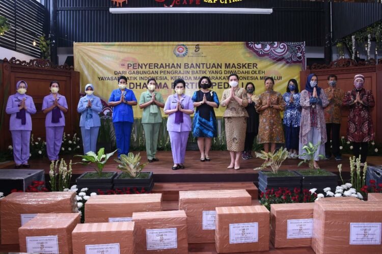 Yayasan Batik Indonesia Berikan Masker Batik Kepada Dharma Pertiwi Peduli