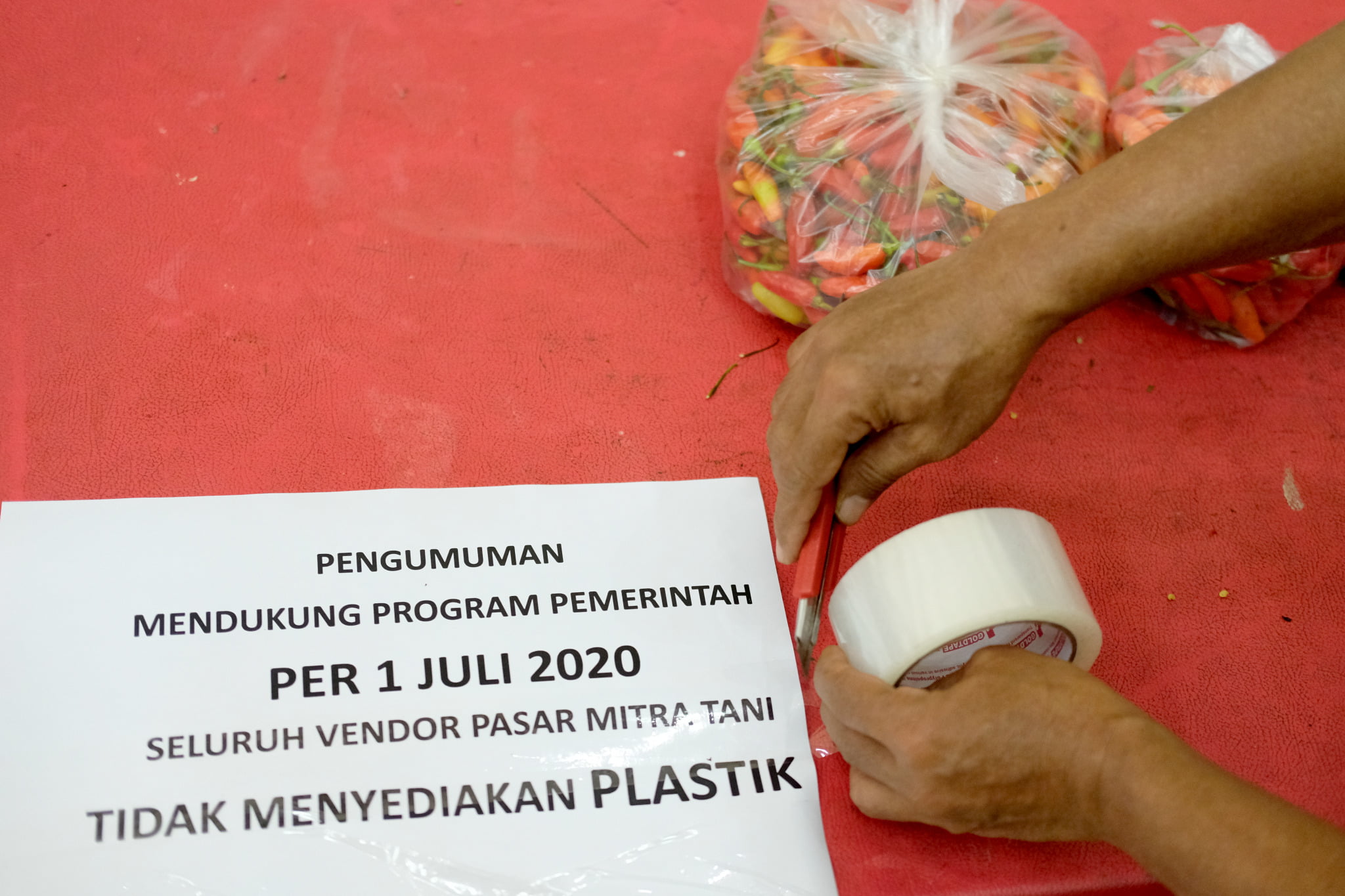 Larangan Plastik Di Jakarta, Komite Pedagang Pasar Bagikan Kantong ...