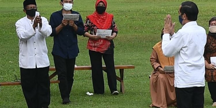 Presiden Jokowi Serahkan Bantuan Modal Kerja bagi Pelaku Usaha Mikro dan Kecil