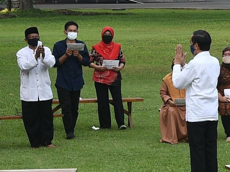 Presiden Jokowi Serahkan Bantuan Modal Kerja bagi Pelaku Usaha Mikro dan Kecil Presiden Jokowi Serahkan Bantuan Modal Kerja bagi Pelaku Usaha Mikro dan Kecil
