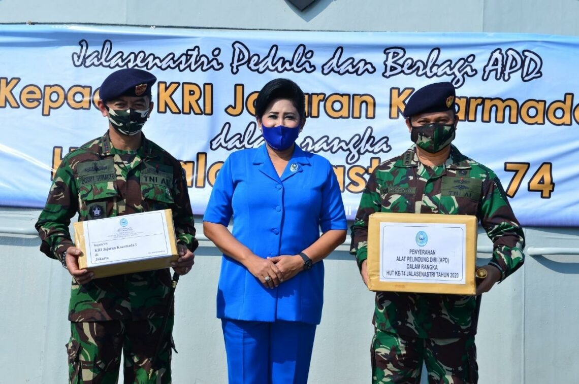 Ketum Jalasenastri Serahkan Bantuan APD Kepada Unsur KRI Koarmada-I Ketum Jalasenastri Serahkan Bantuan APD Kepada Unsur KRI Koarmada-I