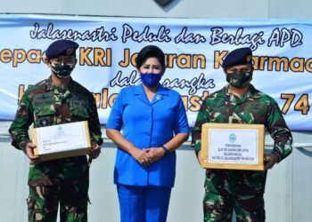 Ketum Jalasenastri Serahkan Bantuan APD Kepada Unsur KRI Koarmada-I