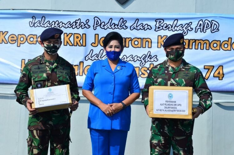 Ketum Jalasenastri Serahkan Bantuan APD Kepada Unsur KRI Koarmada-I