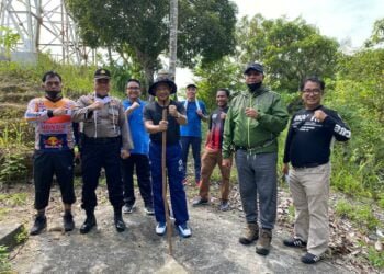 Prof Tito Naik Gunung di Papua