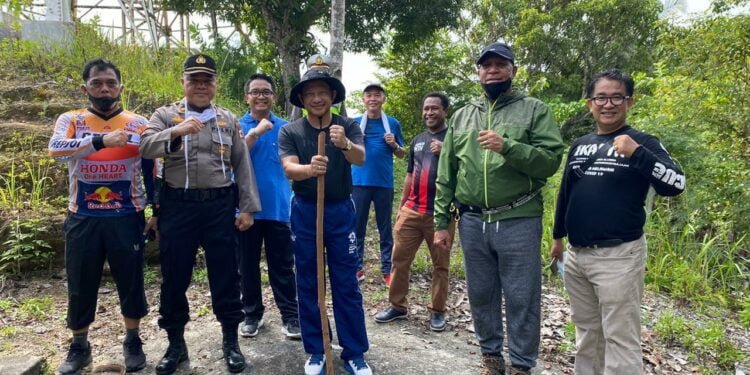 Prof Tito Naik Gunung di Papua