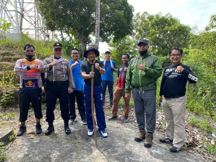 Prof Tito Naik Gunung di Papua