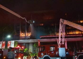 Petugas Damkar Berhasil Padamkan Api di Kejaksaan Agung RI
