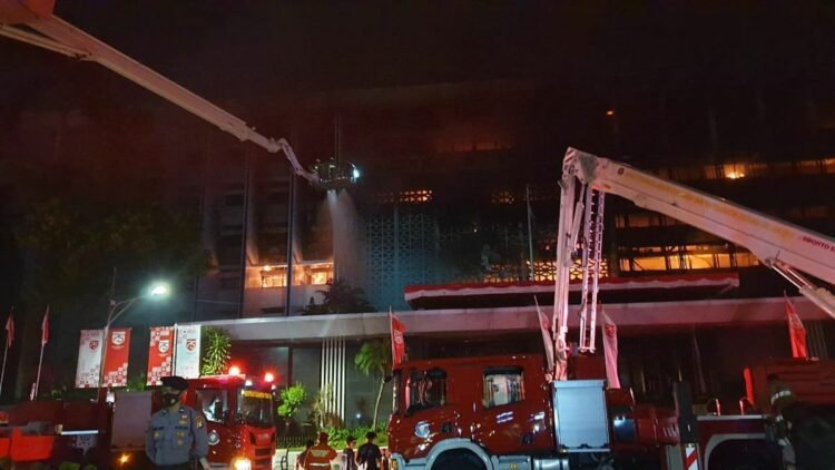 Petugas Damkar Berhasil Padamkan Api di Kejaksaan Agung RI