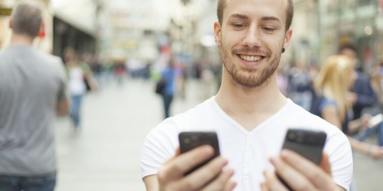 The Straight Men Using Gay Dating Apps to Plug Their OnlyFans