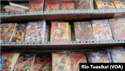 Pada 70-an, TB Maranatha membentangkan menjual komik cerita rakyat, pahlawan super Indonesia, sampai kisah pewayangan—semua laris manis dilahap pembaca. (Foto: Rio Tuasikal/VOA)
