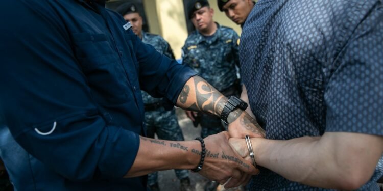 Agen Perbatasan AS Melakukan Rogue dan Secara Ilegal Menahan Ratusan Migran di Guatemala