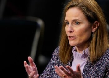 Pemimpin Grup Kristen Amy Barrett Milik Pernah Mengatakan Dia Akan Menendang Anggota untuk Seks Gay