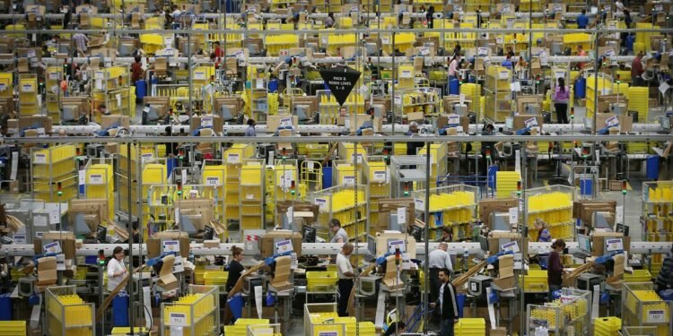 Grup Hak Menuntut Anggota Parlemen Menghentikan Pengawasan Tempat Kerja Amazon