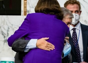 Lindsay Graham Mendapatkan Pelukan di Dengar Pendapat Amy Coney Barrett Just Put the Democrat Over the Edge