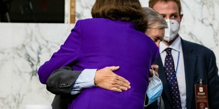 Lindsay Graham Mendapatkan Pelukan di Dengar Pendapat Amy Coney Barrett Just Put the Democrat Over the Edge