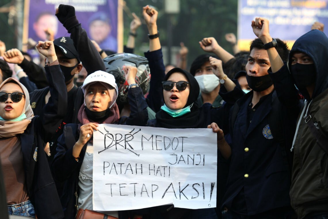 Sejumlah mahasiswa melakukan demonstrasi di Tugu Adipura, Kota Tangerang, Banten, Rabu, 7 Oktober 2020. Aksi tersebut sebagai penolakan atas pengesahan Undang-Undang Cipta Kerja oleh DPR. Foto: Panji Asmoro/TrenAsia