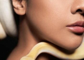 Pose Model Berfoto Penuh Ular