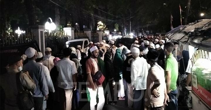 Polisi Telisik Rekaman CCTV Kawasan Petamburan 1 Polisi Telisik Rekaman CCTV Kawasan Petamburan