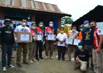 IPDN Menyerahkan Bantuan Ke Korban Bencana di Mamuju