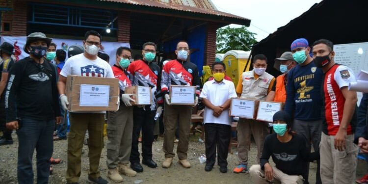 IPDN Menyerahkan Bantuan Ke Korban Bencana di Mamuju 1 IPDN Menyerahkan Bantuan Ke Korban Bencana di Mamuju
