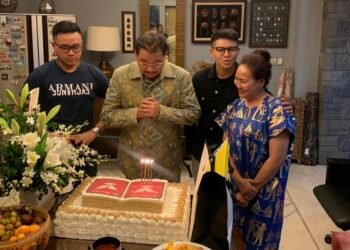 Penulis Pertama Indonesia Dengan Kekayaan Satu Triliun Rupiah