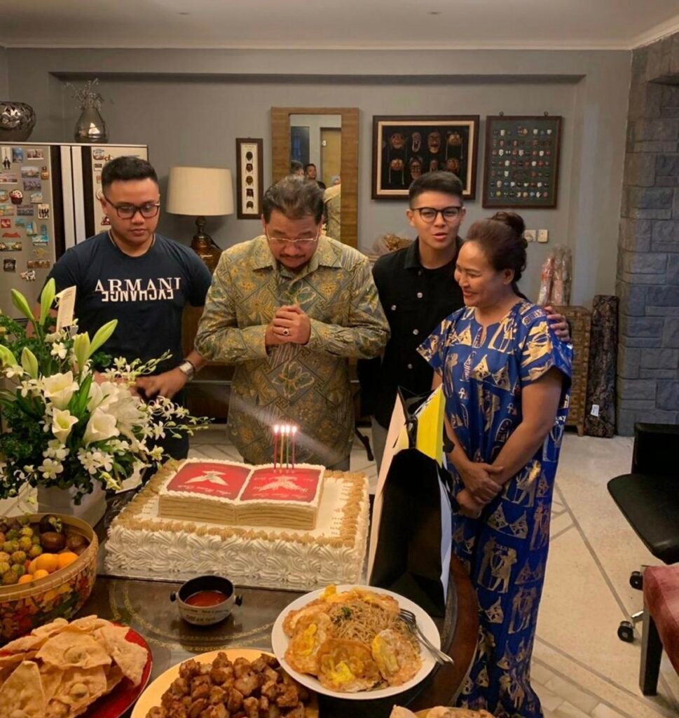 Penulis Pertama Indonesia Dengan Kekayaan Satu Triliun Rupiah 7