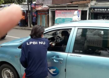 Aksi Bagi-bagi Makanan dan Masker LPBI NU DKI Jakarta