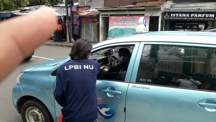 Aksi Bagi-bagi Makanan dan Masker LPBI NU DKI Jakarta