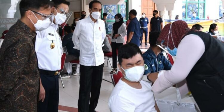 Vaksinasi Massal Pedagang di Pasar Tanah Abang