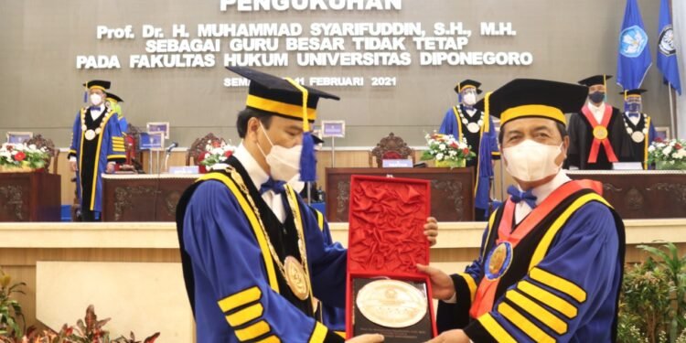 Seorang Hakim Bukanlah “Tukang” atau “Mekanik”