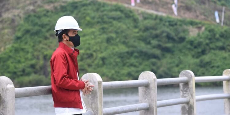 Gaya Jokowi Di Bendungan Tapin