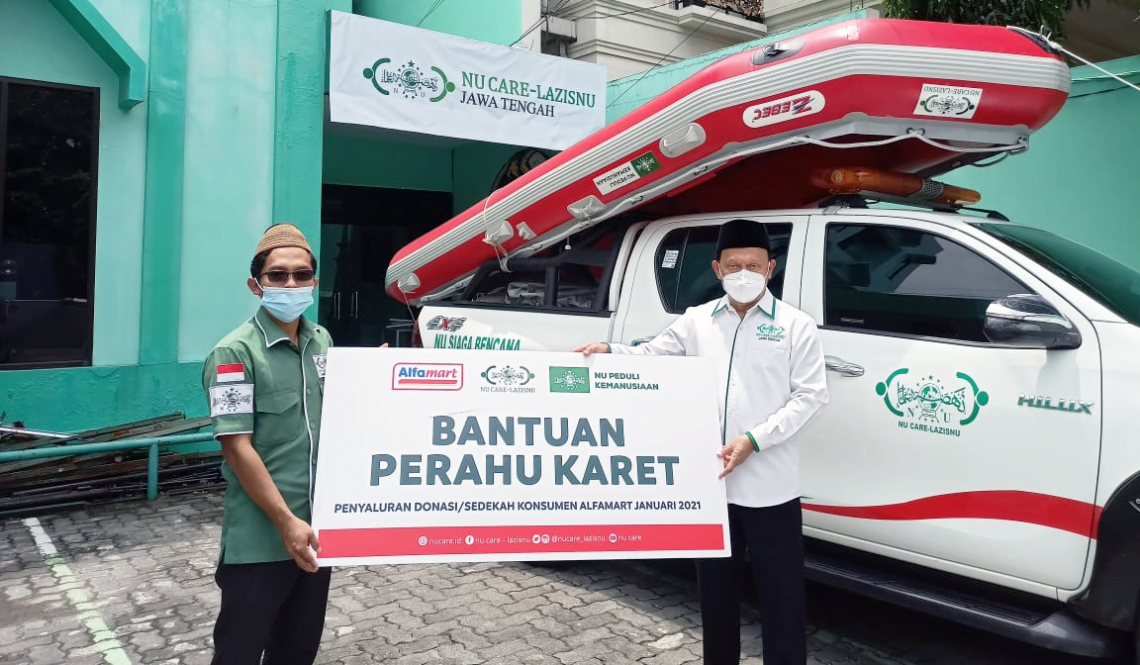 Bantuan diterima langsung oleh Ketua NU Care-LAZISNU Jateng, Muhammad Mahsun. FILE/LAZISNU/Wahyu Noerhadi