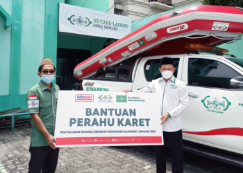 Bantuan diterima langsung oleh Ketua NU Care-LAZISNU Jateng, Muhammad Mahsun. FILE/LAZISNU/Wahyu Noerhadi