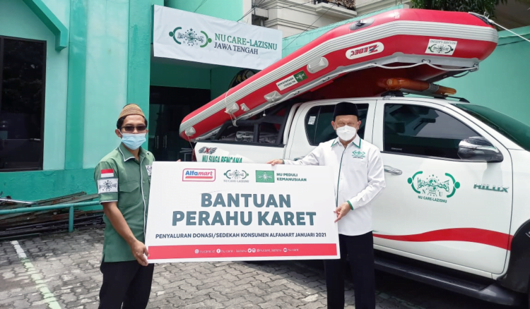 Bantuan diterima langsung oleh Ketua NU Care-LAZISNU Jateng, Muhammad Mahsun. FILE/LAZISNU/Wahyu Noerhadi