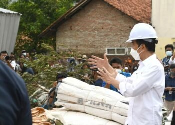Jokowi di Tanggul Citarum