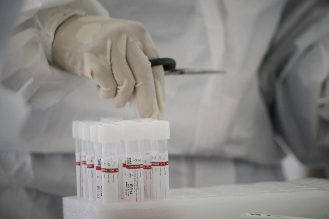 Petugas Kesehatan mengambil sampel usap warga di kantor Kecamatan Pancoran Mas, Depok, Jawa Barat, 5 Januari 2020. TEMPO/M Taufan Rengganis