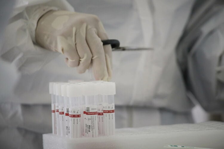 Petugas Kesehatan mengambil sampel usap warga di kantor Kecamatan Pancoran Mas, Depok, Jawa Barat, 5 Januari 2020. TEMPO/M Taufan Rengganis