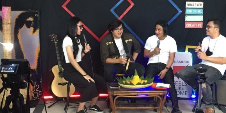 Charly Van Houten Jadi Produser Reva Narendra